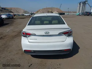 2017 Hyundai Sonata Hybrid SE with VIN KMHE24L1XHA058355, listed as a IAAI auction lot 42114412 with 245,282 mi miles. Bid and sale history available at carsss.com. Image 16.