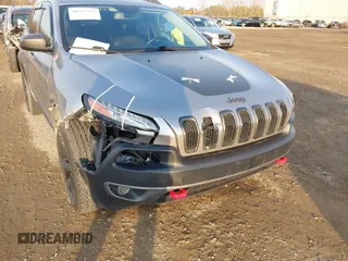 2015 Jeep Cherokee Trailhawk z VIN 1C4PJMBS2FW728961, wystawiony jako IAAI lot #40712830 z przebiegiem 79 299 mil mil oraz . Historia ofert i sprzedaży dostępna na DreamBid. Obrazek 6.