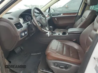 2013 Volkswagen Touareg Sport с VIN WVGEP9BP9DD003974, выставлен на аукционе Copart как лот 75106234 с пробегом 211 323 миль миль и Чистый • Clean title. История ставок и продаж доступна на DreamBid. Изображение 7.