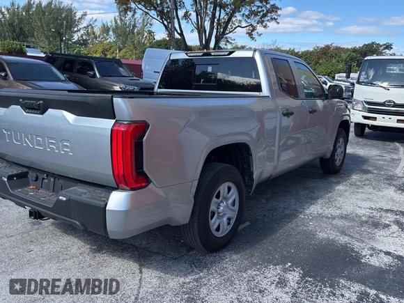 2022 Toyota Tundra SR z VIN 5TFKB5AA7NX016492, wystawiony jako Copart lot #53257685 z przebiegiem 16 896 mil mil oraz Czysty tytuł • Clean title. Historia ofert i sprzedaży dostępna na DreamBid. Obrazek 4.