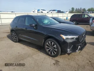 2024 Volvo XC60 Plus Dark Theme z VIN YV4L12RL5R1767754, wystawiony jako Copart lot #55004885 z przebiegiem 13 207 mil mil oraz Szkoda całkowita • Salvage title. Historia ofert i sprzedaży dostępna na DreamBid. Obrazek 4.