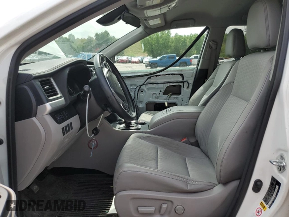 2017 Toyota Highlander LE with VIN 5TDBZRFH1HS482941, listed as a Copart auction lot 61963245 with 92,316 mi miles and Salvage title. Bid and sale history available at DreamBid. Image 7.