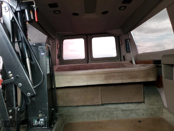 2000 Ford Econoline Cargo Recreational with VIN 1FDRE14LXYHA39870, listed as a Copart auction lot 41824065 with 112,028 mi miles and Salvage title. Bid and sale history available at DreamBid. Image 10.