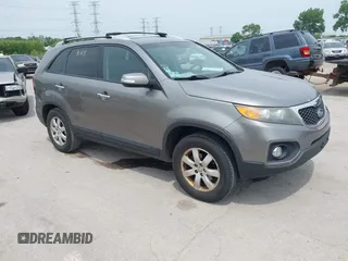 2011 Kia Sorento LX z VIN 5XYKT4A15BG184198, wystawiony jako IAAI lot #42493164 z przebiegiem 151 194 mil mil oraz . Historia ofert i sprzedaży dostępna na DreamBid. Obrazek 1.