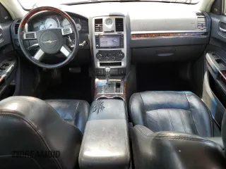 2008 Chrysler 300 C Hemi z VIN 2C3KA63H28H287802, wystawiony jako Copart lot #55748875 z przebiegiem 218 568 mil mil oraz Nie do naprawy • Non repairable. Historia ofert i sprzedaży dostępna na DreamBid. Obrazek 8.