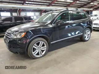 2012 Volkswagen Touareg Sport z VIN WVGEF9BP9CD011879, wystawiony jako Copart lot #56903035 z przebiegiem 198 262 mil mil oraz Tytuł czysty. Historia ofert i sprzedaży dostępna na DreamBid. Obrazek 1.