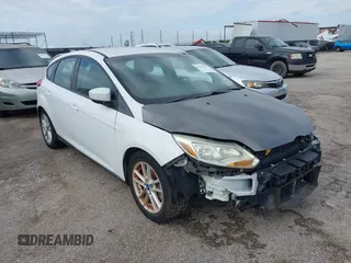 2014 Ford Focus SE z VIN 1FADP3K2XEL393210, wystawiony jako IAAI lot #42369161 z przebiegiem 145 855 mil mil oraz . Historia ofert i sprzedaży dostępna na DreamBid. Obrazek 1.