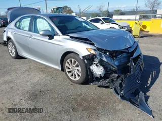2024 Toyota Camry LE z VIN 4T1R11AK0RU918312, wystawiony jako IAAI lot #41515061 z przebiegiem 9 683 mil mil oraz . Historia ofert i sprzedaży dostępna na DreamBid. Obrazek 1.