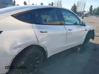 2021 Tesla Model Y Standard Range z VIN 5YJYGDED4MF123311, wystawiony jako IAAI lot #41200519 z przebiegiem 70 190 mil mil oraz . Historia ofert i sprzedaży dostępna na DreamBid. Obrazek 6.
