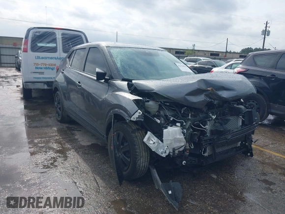 2023 Nissan Kicks S z VIN 3N1CP5BV9PL561294, wystawiony jako IAAI lot #42150962 z przebiegiem 15 900 mil mil oraz . Historia ofert i sprzedaży dostępna na DreamBid. Obrazek 1.