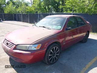 1997 Toyota Camry LE z VIN 4T1BG22K1VU113126, wystawiony jako IAAI lot #42257715 z przebiegiem 177 605 mil mil oraz . Historia ofert i sprzedaży dostępna na DreamBid. Obrazek 2.