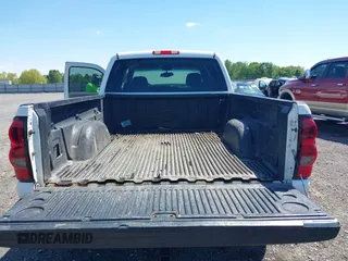 2007 Chevrolet Silverado 1500HD LS z VIN 1GCGK13UX7F199725, wystawiony jako IAAI lot #42098940 z przebiegiem Nie podano mil oraz . Historia ofert i sprzedaży dostępna na DreamBid. Obrazek 19.