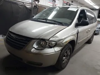 2005 Chrysler Town & Country Touring with VIN 2C4GP54L55R542526, listed as a IAAI auction lot 41877551 with 231,364 mi miles. Bid and sale history available at carsss.com. Image 2.