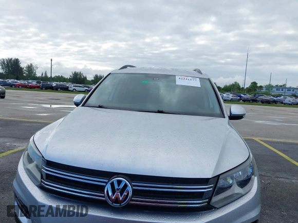 2016 Volkswagen Tiguan S z VIN WVGAV7AX5GW592721, wystawiony jako IAAI lot #42231177 z przebiegiem 64 967 mil mil oraz . Historia ofert i sprzedaży dostępna na DreamBid. Obrazek 6.