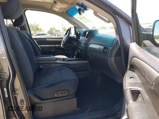 2014 Nissan Armada SV z VIN 5N1AA0NC3EN606418, wystawiony jako IAAI lot #42189969 z przebiegiem 120 912 mil mil oraz . Historia ofert i sprzedaży dostępna na DreamBid. Obrazek 5.