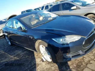 2014 Tesla Model S 60 z VIN 5YJSA1H15EFP48938, wystawiony jako IAAI lot #41574976 z przebiegiem 230 246 mil mil oraz . Historia ofert i sprzedaży dostępna na DreamBid. Obrazek 1.