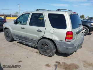 2005 Ford Escape XLT with VIN 1FMYU93135KC44135, listed as a IAAI auction lot 42002351 with 185,569 mi miles. Bid and sale history available at carsss.com. Image 3.