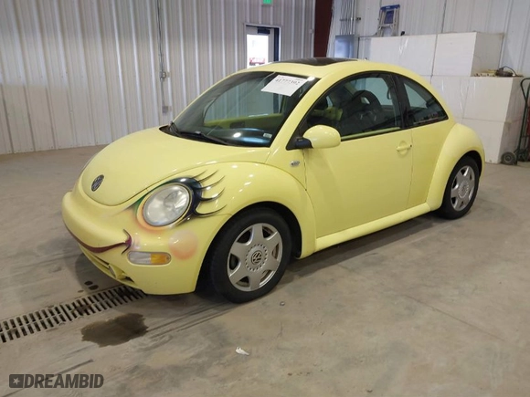 2001 Volkswagen New Beetle GLS with VIN 3VWCP21C01M423993, listed as a IAAI auction lot 41777392 with NaN miles. Bid and sale history available at carsss.com. Image 2.