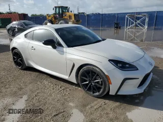 2023 Toyota 86 Premium z VIN JF1ZNBF13P8764107, wystawiony jako Copart lot #60854725 z przebiegiem 4 990 mil mil oraz Czysty tytuł • Clean title. Historia ofert i sprzedaży dostępna na DreamBid. Obrazek 4.