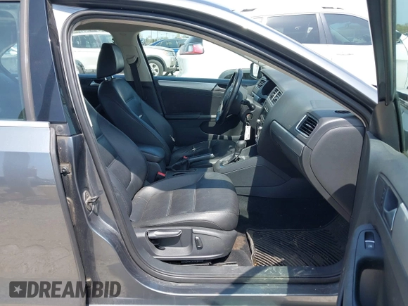 2013 Volkswagen Jetta SE z VIN 3VWDP7AJ3DM430540, wystawiony jako IAAI lot #42131097 z przebiegiem 121 838 mil mil oraz . Historia ofert i sprzedaży dostępna na DreamBid. Obrazek 5.