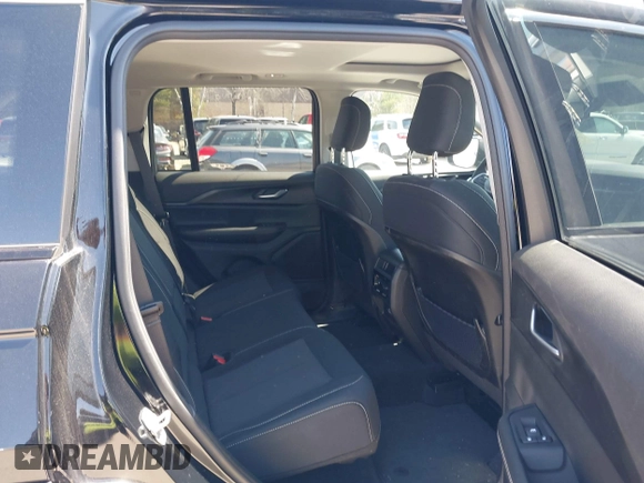 2024 Jeep Grand Cherokee Laredo z VIN 1C4RJHAG3RC697996, wystawiony jako IAAI lot #41973399 z przebiegiem 14 680 mil mil oraz . Historia ofert i sprzedaży dostępna na DreamBid. Obrazek 8.