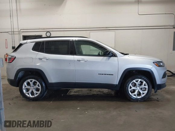 2024 Jeep Compass Latitude z VIN 3C4NJDBN5RT116961, wystawiony jako IAAI lot #42661118 z przebiegiem 24 175 mil mil oraz . Historia ofert i sprzedaży dostępna na DreamBid. Obrazek 14.