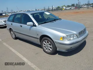 2000 Volvo V40 z VIN YV1VW2551YF537693, wystawiony jako IAAI lot #42148590 z przebiegiem 162 726 mil mil oraz . Historia ofert i sprzedaży dostępna na DreamBid. Obrazek 1.