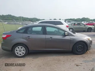 2012 Ford Focus SE z VIN 1FAHP3F24CL227225, wystawiony jako IAAI lot #42389939 z przebiegiem 135 197 mil mil oraz . Historia ofert i sprzedaży dostępna na DreamBid. Obrazek 13.