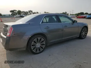 2012 Chrysler 300 S z VIN 2C3CCABGXCH140579, wystawiony jako Copart lot #60476205 z przebiegiem 288 209 mil mil oraz Czysty tytuł • Clean title. Historia ofert i sprzedaży dostępna na DreamBid. Obrazek 3.