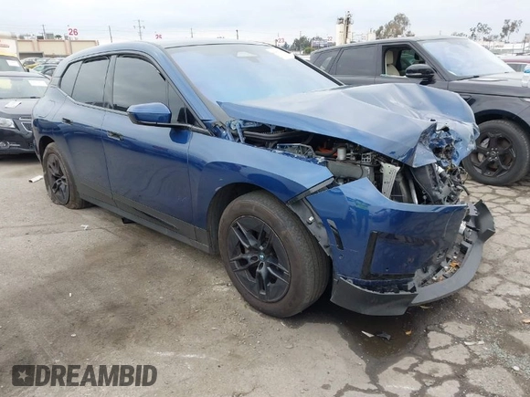 2024 BMW iX xDrive50 z VIN WB523CF05RCN71984, wystawiony jako IAAI lot #41469238 z przebiegiem 45 447 mil mil oraz . Historia ofert i sprzedaży dostępna na DreamBid. Obrazek 1.