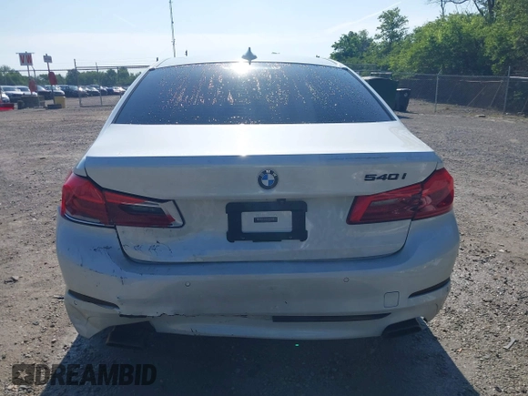 2018 BMW 5 Series 540i xDrive z VIN WBAJE7C59JG892017, wystawiony jako IAAI lot #42556936 z przebiegiem 55 170 mil mil oraz . Historia ofert i sprzedaży dostępna na DreamBid. Obrazek 16.