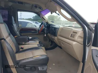 2005 Ford Excursion Eddie Bauer z VIN 1FMNU44L25ED02868, wystawiony jako IAAI lot #42414710 z przebiegiem 30 486 mil mil oraz . Historia ofert i sprzedaży dostępna na DreamBid. Obrazek 5.