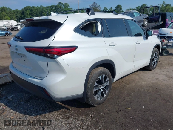 2022 Toyota Highlander XLE with VIN 5TDHZRBH6NS172134, listed as a IAAI auction lot 42656687 with 39,856 mi miles and . Bid and sale history available at DreamBid. Image 4.
