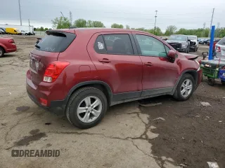 2021 Chevrolet Trax LS z VIN KL7CJKSB5MB327988, wystawiony jako Copart lot #56778645 z przebiegiem 26 312 mil mil oraz Nie do naprawy • Non repairable. Historia ofert i sprzedaży dostępna na DreamBid. Obrazek 3.
