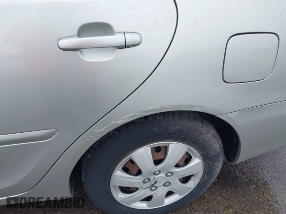 2002 Toyota Camry LE z VIN JTDBE32K220022434, wystawiony jako IAAI lot #42194752 z przebiegiem 168 955 mil mil oraz . Historia ofert i sprzedaży dostępna na DreamBid. Obrazek 6.