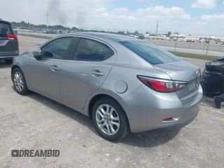 2016 Scion iA z VIN 3MYDLBZV4GY133476, wystawiony jako IAAI lot #42115431 z przebiegiem 112 087 mil mil oraz . Historia ofert i sprzedaży dostępna na DreamBid. Obrazek 3.