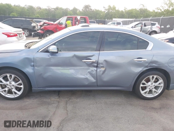 2012 Nissan Maxima SV z VIN 1N4AA5AP7CC805917, wystawiony jako IAAI lot #42070617 z przebiegiem 206 632 mil mil oraz . Historia ofert i sprzedaży dostępna na DreamBid. Obrazek 6.