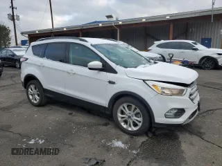 2018 Ford Escape SE z VIN 1FMCU9GD5JUB12877, wystawiony jako Copart lot #51973295 z przebiegiem 121 698 mil mil oraz Szkoda całkowita • Salvage title. Historia ofert i sprzedaży dostępna na DreamBid. Obrazek 4.