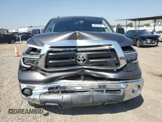 2013 Toyota Tundra z VIN 5TFEM5F18DX063156, wystawiony jako Copart lot #46681385 z przebiegiem 125 682 mil mil oraz Szkoda całkowita • Salvage title. Historia ofert i sprzedaży dostępna na DreamBid. Obrazek 5.