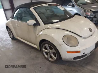 2007 Volkswagen Beetle Triple White z VIN 3VWFF31Y97M417751, wystawiony jako IAAI lot #42442205 z przebiegiem 155 580 mil mil oraz . Historia ofert i sprzedaży dostępna na DreamBid. Obrazek 1.