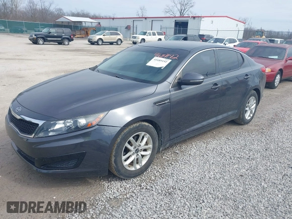 2011 Kia Optima LX z VIN KNAGM4A73B5166988, wystawiony jako IAAI lot #41689192 z przebiegiem 149 123 mil mil oraz . Historia ofert i sprzedaży dostępna na DreamBid. Obrazek 2.