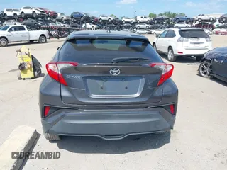 2020 Toyota C-HR LE z VIN NMTKHMBX4LR111797, wystawiony jako IAAI lot #42122726 z przebiegiem 62 138 mil mil oraz . Historia ofert i sprzedaży dostępna na DreamBid. Obrazek 16.