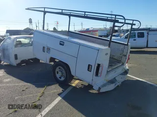 1999 Chevrolet Silverado 2500 z VIN 1GBGC24U2XE246595, wystawiony jako IAAI lot #41865596 z przebiegiem Nie podano mil oraz . Historia ofert i sprzedaży dostępna na DreamBid. Obrazek 3.