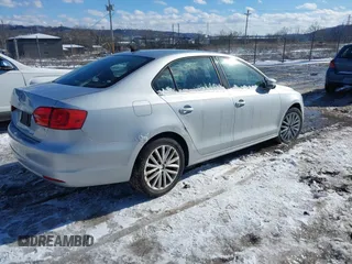 2014 Volkswagen Jetta TDI w/Premium/Nav z VIN 3VWLL7AJXEM382611, wystawiony jako IAAI lot #41609335 z przebiegiem 120 000 mil mil oraz . Historia ofert i sprzedaży dostępna na DreamBid. Obrazek 4.