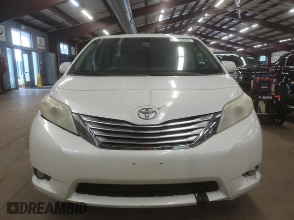 2012 Toyota Sienna XLE z VIN 5TDDK3DC0CS039531, wystawiony jako Copart lot #55458635 z przebiegiem 211 851 mil mil oraz Czysty tytuł • Clean title. Historia ofert i sprzedaży dostępna na DreamBid. Obrazek 5.