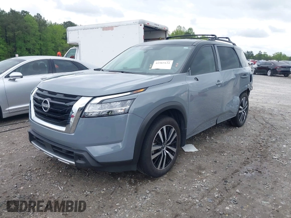 2024 Nissan Pathfinder Platinum z VIN 5N1DR3DKXRC244704, wystawiony jako IAAI lot #41983121 z przebiegiem 23 111 mil mil oraz . Historia ofert i sprzedaży dostępna na DreamBid. Obrazek 2.