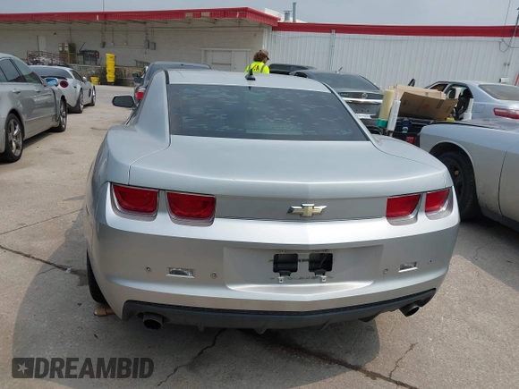 2011 Chevrolet Camaro 1LT z VIN 2G1FB1ED5B9211945, wystawiony jako IAAI lot #42290750 z przebiegiem 295 489 mil mil oraz . Historia ofert i sprzedaży dostępna na DreamBid. Obrazek 16.