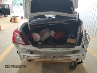 2016 Nissan Versa SV z VIN 3N1CN7AP3GL916917, wystawiony jako Copart lot #55994285 z przebiegiem Nie podano mil oraz Szkoda całkowita • Salvage title. Historia ofert i sprzedaży dostępna na DreamBid. Obrazek 6.