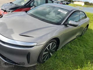 2024 Lucid Air Pure z VIN 50EA1PGA2RA005678, wystawiony jako Copart lot #73879864 z przebiegiem 1548 mil mil oraz Nie do naprawy. Historia ofert i sprzedaży dostępna na DreamBid. Obrazek 1.