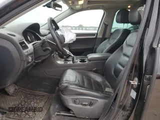 2013 Volkswagen Touareg Lux with VIN WVGEF9BP7DD005872, listed as a Copart auction lot 82618654 with 236,650 mi miles and Salvage Title. Bid and sale history available at DreamBid. Image 7.